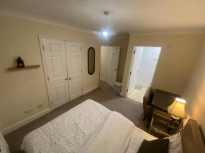 Deluxe double bedroom with attached private en-suite Bathroom and Continental Breakfast